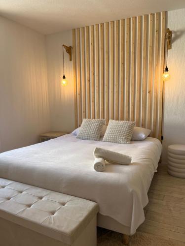 une chambre avec un grand lit blanc avec deux oreillers dans l'établissement Appartement centre de Bordeaux, à Bordeaux