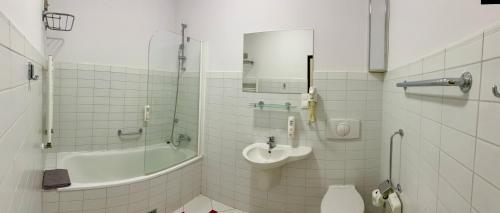 a bathroom with a tub and a sink and a toilet at LAS SŁUPSKI APARTAMENTY PREMIUM Wifi Netflix Smart TV50 Wysoka Jakość za Niską Cenę Zapraszamy in Słupsk