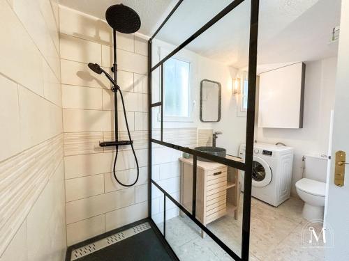 une salle de bain avec une douche, un lavabo et des toilettes dans l'établissement Logement avec jardinet dans résidence avec piscine, à Sanary-sur-Mer