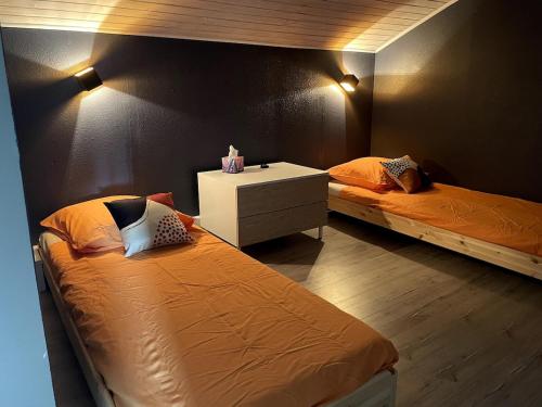 Cette chambre comprend deux lits et une table blanche avec des lumières. dans l'établissement Beach Villa Spacious, Renovated & All-Included, à Frontignan