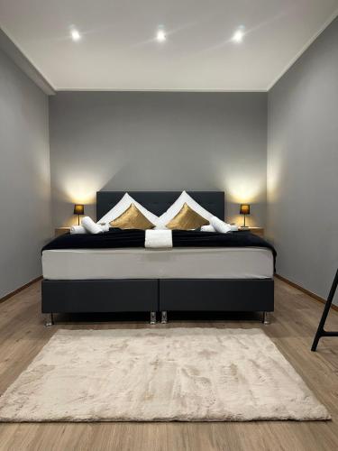 1 dormitorio con 1 cama negra grande con alfombra en Apartment in best place, en Duisburg