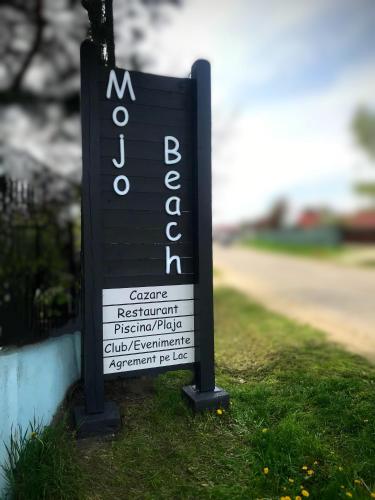Mojo Beachに飾ってある許可証、賞状、看板またはその他の書類