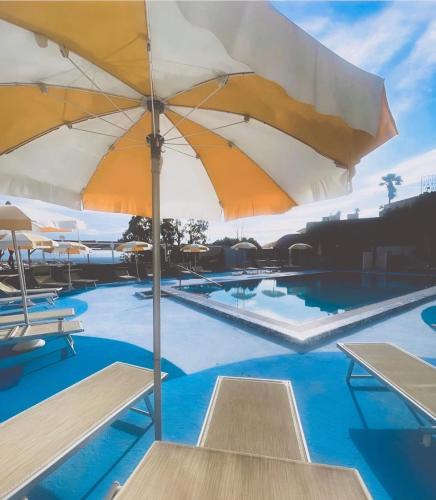 Bazén v ubytování Parco dei Principi Resort & Spa nebo v jeho okolí