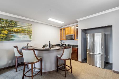 a kitchen with a counter and a refrigerator at Villa Montes Hotel in San Bruno