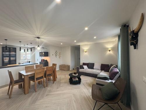 un salon avec un canapé et une table dans l'établissement Maison Aiméo en Camargue, à Arles