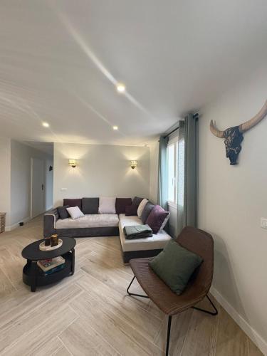 un salon avec un canapé et une table dans l'établissement Maison Aiméo en Camargue, à Arles