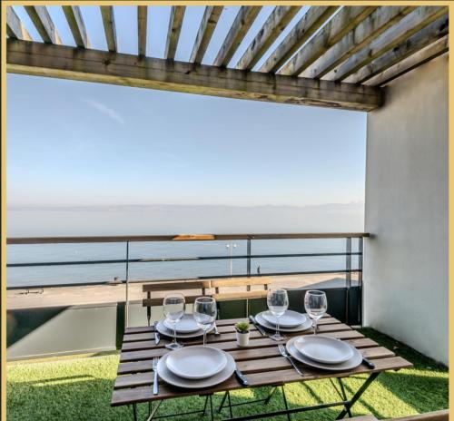 - une table avec des verres à vin sur un balcon avec vue dans l'établissement Le Rivage I T3 Bord du Lac I Publier, à Publier