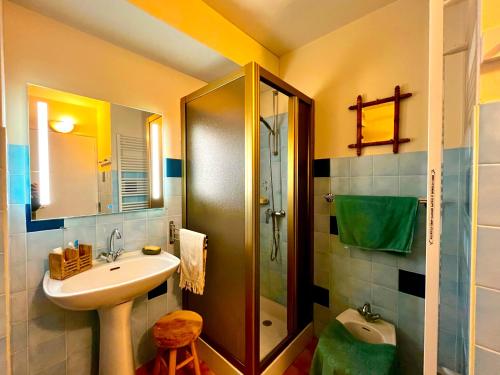 une salle de bain avec un lavabo et une douche dans l'établissement Les Pibales - T2 vue courant à 1.8 km de l'Océan, à Mimizan