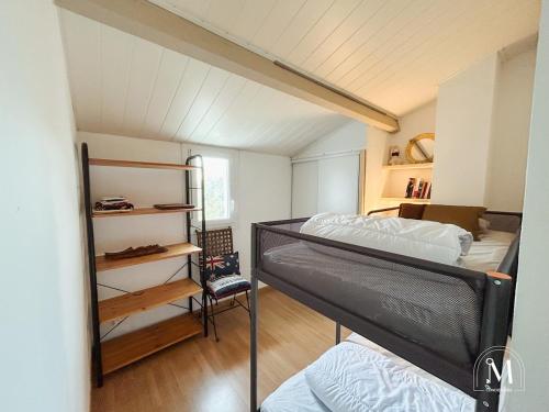 - une chambre avec 2 lits superposés dans l'établissement Logement avec jardinet dans résidence avec piscine, à Sanary-sur-Mer