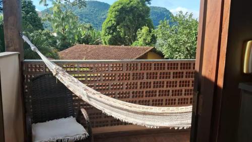 d'un hamac sur un balcon avec vue. dans l'établissement Recanto das Árvores, à Parati