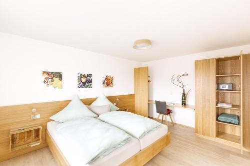 une chambre avec un lit et un bureau dans l'établissement Hofquartier, à Kappelrodeck
