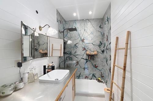 une salle de bain avec un lavabo et une douche dans l'établissement Spacious apartment near Bastille & le Marais, à Paris