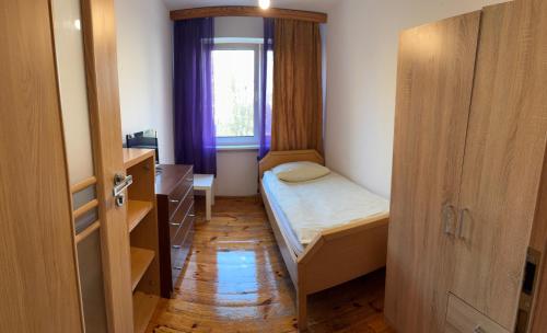Ένα ή περισσότερα κρεβάτια σε δωμάτιο στο HOsTEL REDA Szczecin