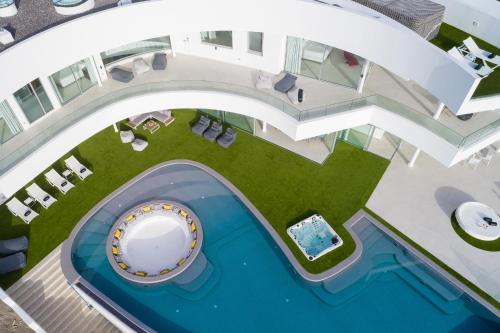 einen Blick über einen Pool in einem Gebäude in der Unterkunft KARAT Villa Fibonacci in Adeje