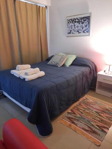 Un dormitorio con una cama con toallas. en Corazón de Villa Crespo, en Buenos Aires