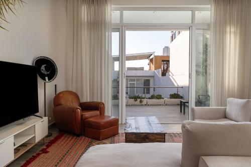 Χώρος καθιστικού στο Casa Blanca, 2BR Modern Home with Rooftop Views