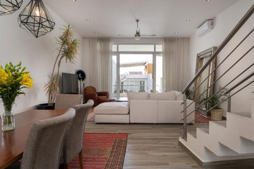 Χώρος καθιστικού στο Casa Blanca, 2BR Modern Home with Rooftop Views