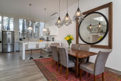 Φωτογραφία από το άλμπουμ του Casa Blanca, 2BR Modern Home with Rooftop Views σε San Miguel de Allende