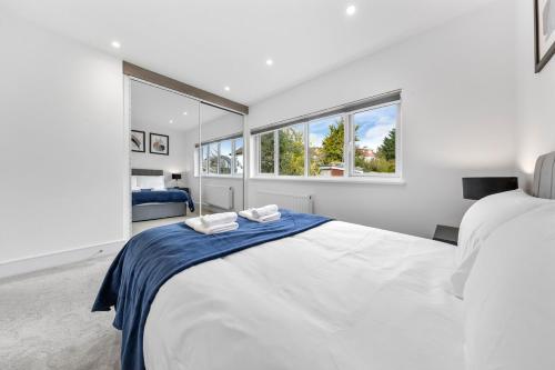 Postel nebo postele na pokoji v ubytování Fashion is Art - 2BR - Sleeps 5 - parking