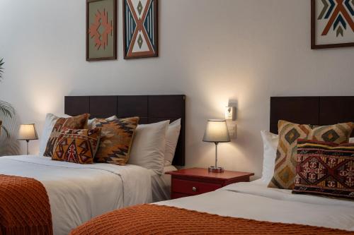 Ένα ή περισσότερα κρεβάτια σε δωμάτιο στο Casa Blanca, 2BR Modern Home with Rooftop Views