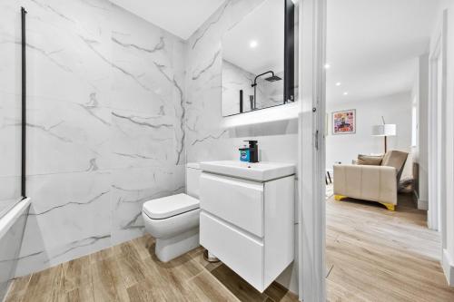 Koupelna v ubytování Fashion is Art - 2BR - Sleeps 5 - parking