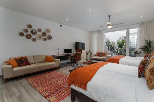 Χώρος καθιστικού στο Casa Blanca, 2BR Modern Home with Rooftop Views