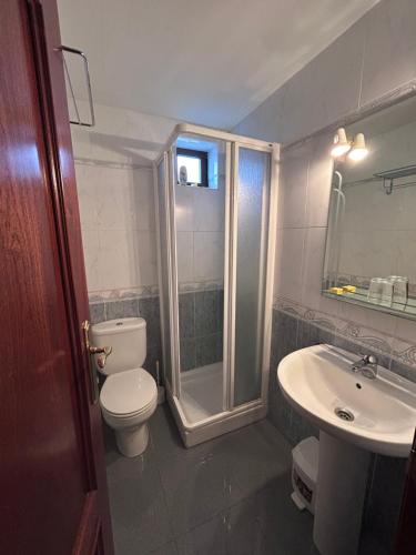 Bilik mandi di Hostal Rural Dos Hermanos