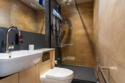 ein Badezimmer mit Waschbecken, Toilette und Dusche in der Unterkunft Orchard Barns in Herstmonceux