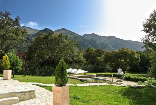 widok na park z górami w tle w obiekcie Traumhaftes Ferienhaus mit privatem Pool und Tennisplatz im Herzen Andalusiens w mieście Alhama de Granada