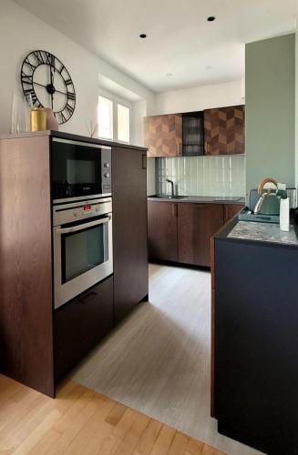 Il comprend une grande cuisine équipée d'une cuisinière et d'un four micro-ondes. dans l'établissement Newly renovated 3-rooms apartment in the heart of old Cannes, up to 6 persons, à Cannes