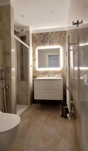 une salle de bain avec une baignoire, un lavabo et une douche dans l'établissement Newly renovated 3-rooms apartment in the heart of old Cannes, up to 6 persons, à Cannes