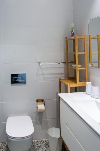 Ένα μπάνιο στο Spacious New 1BD Levinski Florentin