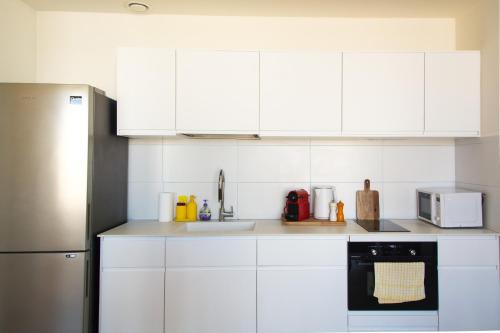 Η κουζίνα ή μικρή κουζίνα στο Spacious New 1BD Levinski Florentin