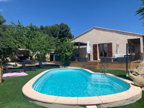 une piscine dans la cour d'une maison dans l'établissement Warm house with pool and HOT TUB, à Villeveyrac