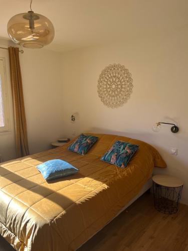 une chambre avec un lit avec deux oreillers dessus dans l'établissement Warm house with pool and HOT TUB, à Villeveyrac