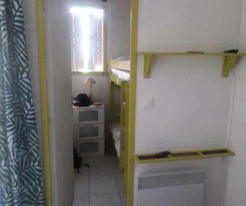 Cette petite chambre dispose d'un lavabo et d'un bureau. dans l'établissement Studio fonctionnel à Agde, 30 m² avec jardin, au Cap d'Agde