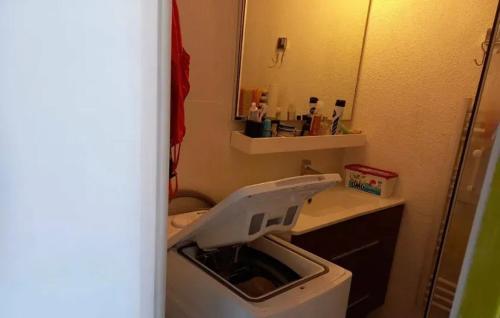 une petite salle de bain avec un lavabo et un miroir dans l'établissement Studio fonctionnel à Agde, 30 m² avec jardin, au Cap d'Agde