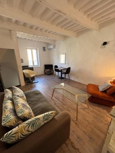 un salon avec un canapé et une table dans l'établissement Gîte LouNao, au pied des dentelles de Montmirail, à Aubignan