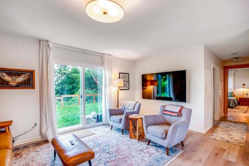 Μια τηλεόραση ή/και κέντρο ψυχαγωγίας στο Bay City Retreat about half Mi to Local Beach!