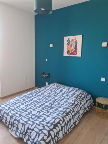 - une chambre bleue dotée d'un lit avec un mur bleu dans l'établissement Les Beaux Chais, à Beaucaire