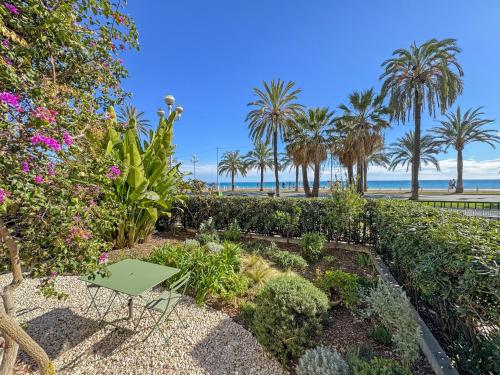 Cosy Sea Front Garden Nice