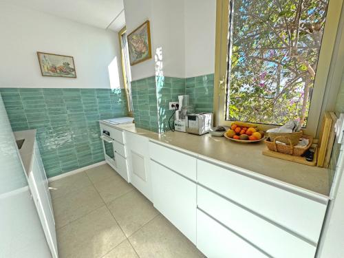 une cuisine avec un comptoir avec un bol d'oranges dans l'établissement Cosy Sea Front Garden Nice, à Nice