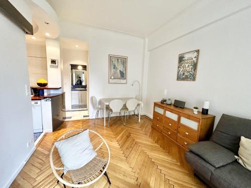 un salon avec un canapé et une table dans l'établissement B G La Residence Grimaldi Promenade des Anglais, à Nice