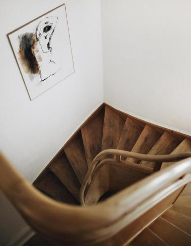 a wooden bowl in a room with a picture on the wall at Pension-Sendis in Herne