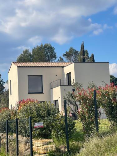 une maison avec une clôture devant dans l'établissement Maison entière Uzès 3 chambres, à Uzès