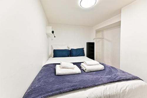 une chambre avec un lit avec des serviettes dessus dans l'établissement Duplex agréable et comfortable dans le 9ème, à Paris