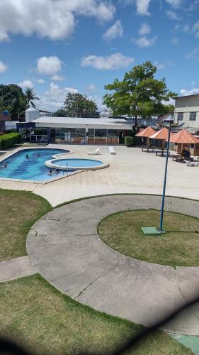 Kolam renang di atau dekat dengan Apto 3 quartos para 06 hóspedes