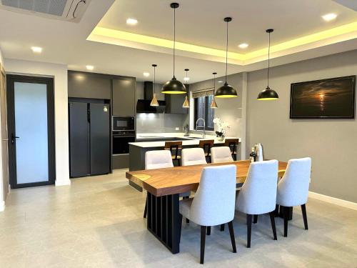 Η κουζίνα ή μικρή κουζίνα στο Zensiri Brand New Luxury Pool Villa