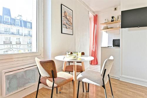 une petite salle à manger avec une table et des chaises dans l'établissement Studio cosy et lumineux proche de Nation Voltaire, à Paris