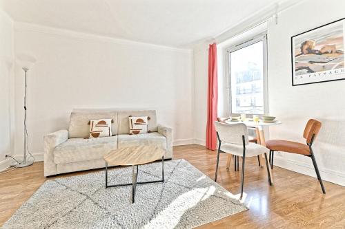 un salon avec un canapé et une table dans l'établissement Studio cosy et lumineux proche de Nation Voltaire, à Paris